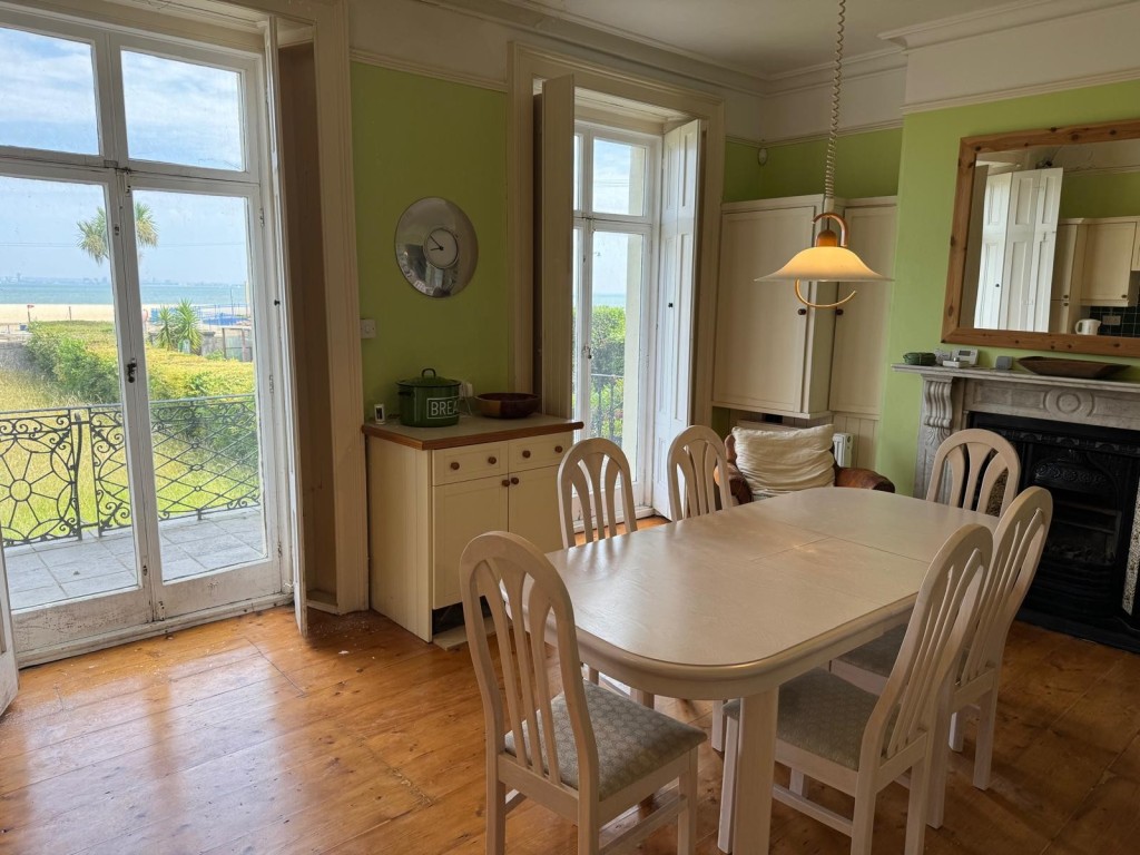 Lot: 81 - FREEHOLD SEAFRONT FIVE STOREY HOME WITH PARKING AND BEAUTIFUL BEACH AND SEA VIEWS - The Kitchen/Breakfast Room